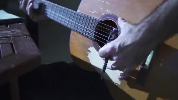 Το άτομο παίζει την παλιά κιθάρα — Αρχείο Βίντεο