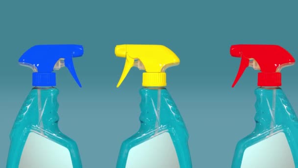 Botellas de detergente hace aerosol sobre fondo azul — Vídeos de Stock