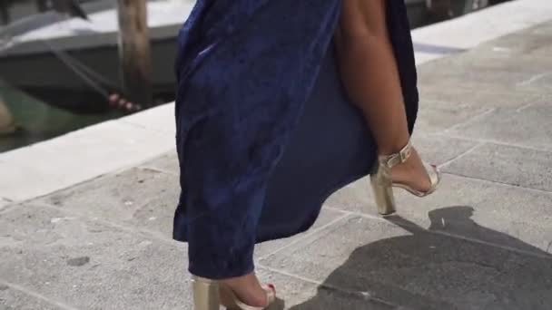 Ноги девушки на каблуках с голубым платьем — стоковое видео