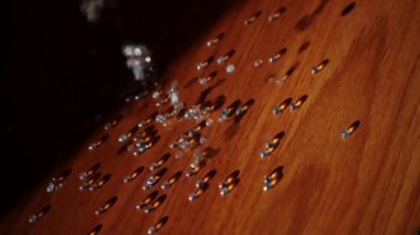 Mücevherler masaya düşer.