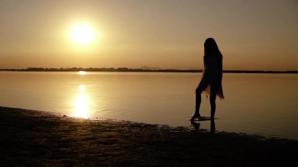 Mädchen kommt am Strand aus dem Wasser — Stockvideo