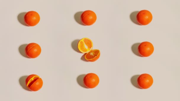 Las naranjas se dividen en rodajas — Vídeo de stock