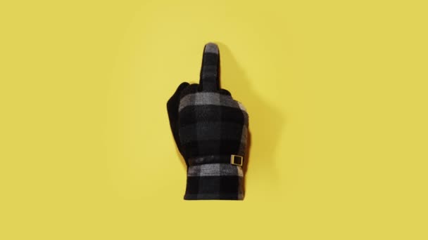 De hand toont de middelvinger op een gele achtergrond — Stockvideo