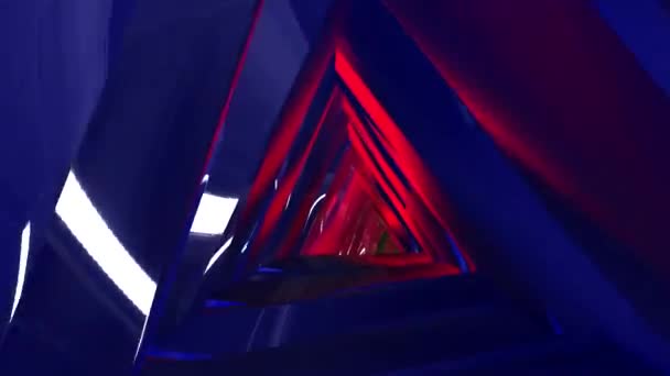 Um túnel triangular com várias iluminações — Vídeo de Stock