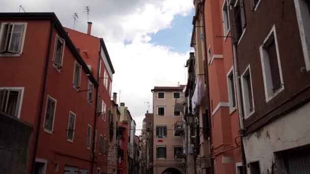 Venetië stijl huizen van de stad Chioggia — Stockvideo