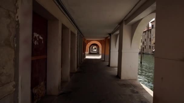 Blättern Sie durch die alten venezianischen Arkaden — Stockvideo