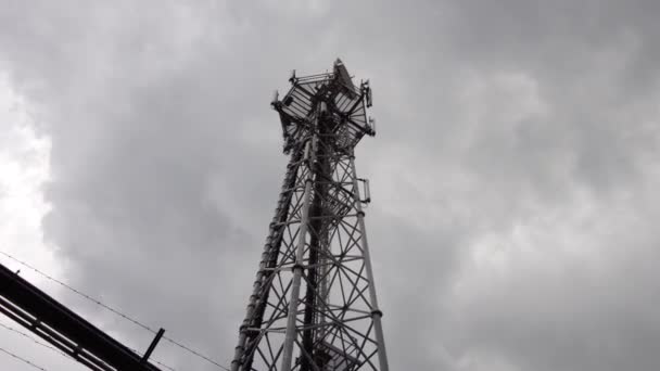 Antena telefónica en día nublado — Vídeo de stock