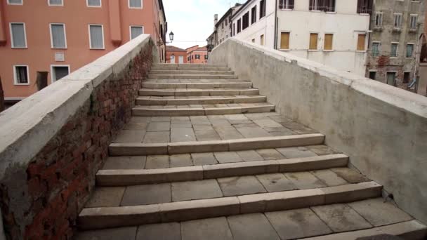 Venezianische Marmorbrücke mit Stufen — Stockvideo