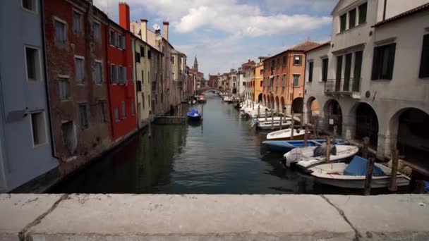 Prachtig kanaal in de stad Chioggia — Stockvideo