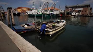 Etrafta martılarla parkedilmiş balıkçı tekneleri