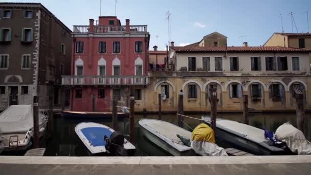 Bela costa da cidade veneziana na água Chioggia — Vídeo de Stock