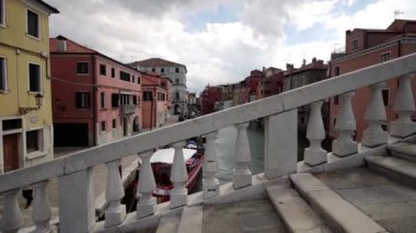Renkli şehir Chioggia 'nın köprüsünden görüntü