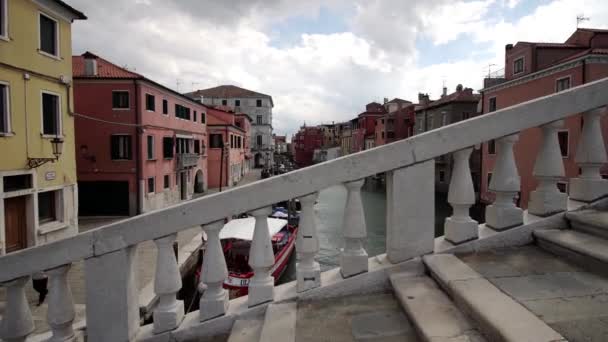 Vista desde el puente de la colorida ciudad de Chioggia — Vídeo de stock