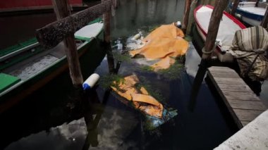 Venedik şehrinin göletinde batık bir tekne.