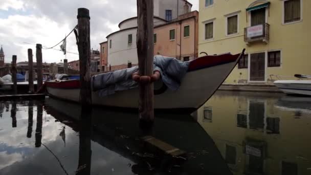 Holzboote auf dem Wasser der venezianischen Stadt Chioggia — Stockvideo