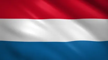 Hollanda bayrağı rüzgarda dalgalanıyor