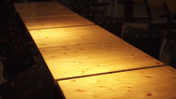 Tablas iluminadas en la barra vacía — Vídeo de stock