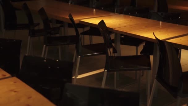 Иллюминированные столы в пустом баре — стоковое видео