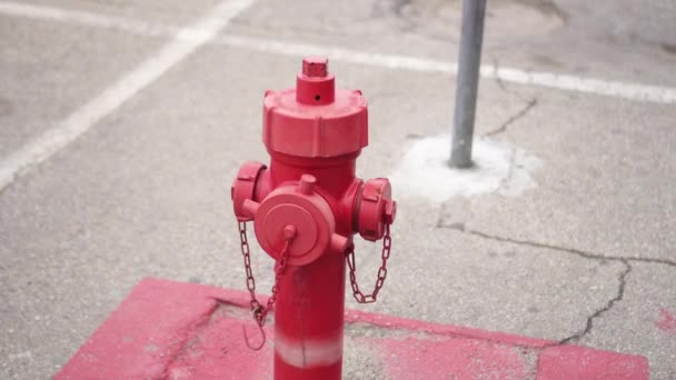 Красный пожарный гидрант на улице парковка — стоковое видео