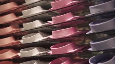 Renkli gömlekler sıralanmış.