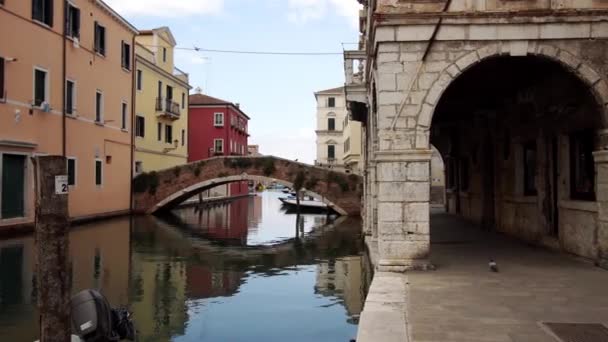 Stadt Chioggia und ihre schöne Brücke — Stockvideo