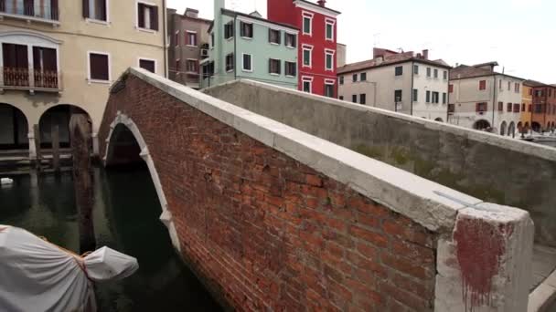 Vacker bro i den venetianska staden Chioggia — Stockvideo