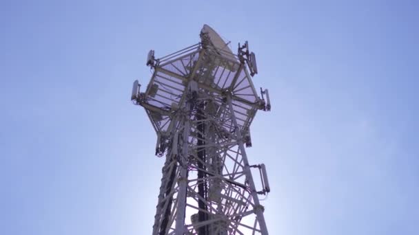 Телефонная антенна в облачный день — стоковое видео