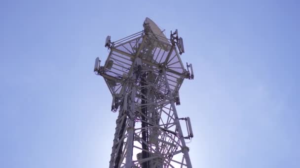 Antenna telefonica il giorno nuvoloso — Video Stock