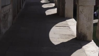 Antik atari salonlarının altındaki yaya yolu.