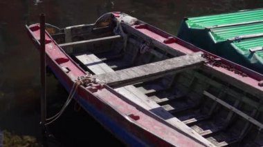 Suda kırmızı ahşap tekne