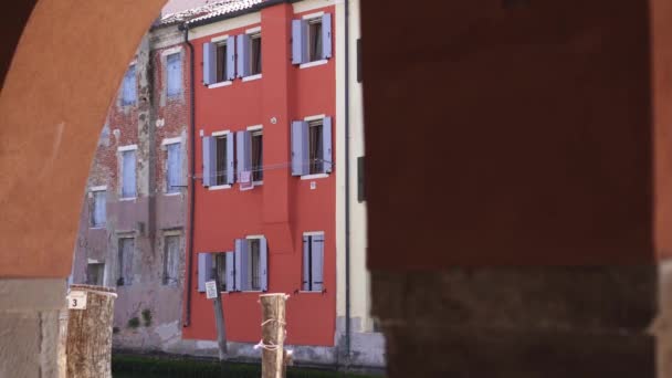 Italiaanse huizen gekleurd op het water — Stockvideo