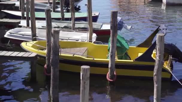 Kleine motorboten drijven op de oever — Stockvideo