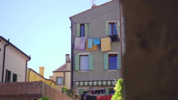 Italiaanse huizen met kleding uit te drogen — Stockvideo