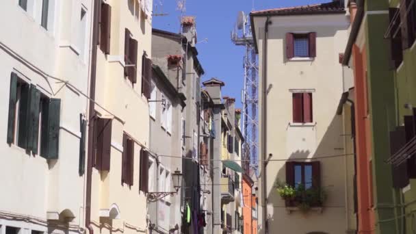 Telephone antenna in the middle of ancient houses — Stock Video