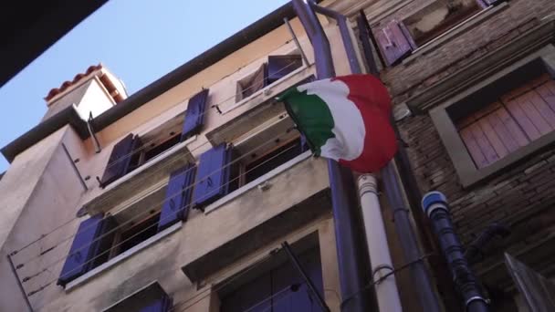 Italian flag waving on the balcony of the house — Stock Video