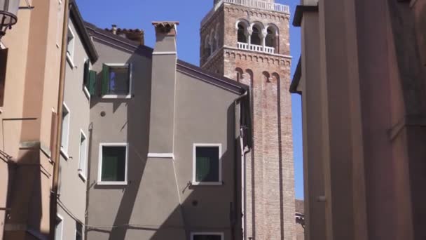 Clocher de Chioggia derrière les anciennes maisons — Video