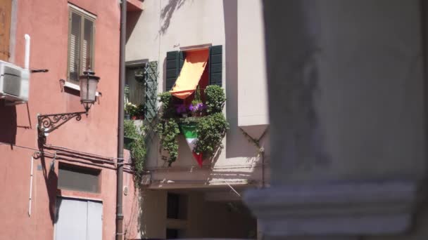 Beautiful Italian balcony with plants and flag — Stock Video