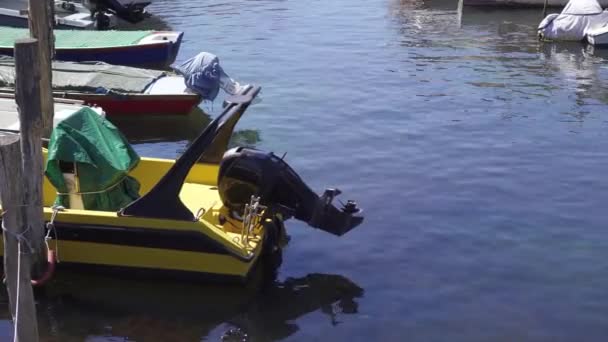 Pequeños barcos a motor flotan en la orilla — Vídeo de stock