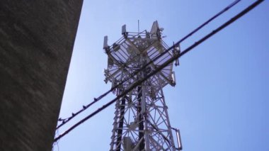 Bulutlu bir günde telefon anteni