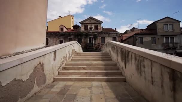 Красивый мост венецианского города Кьоджа — стоковое видео