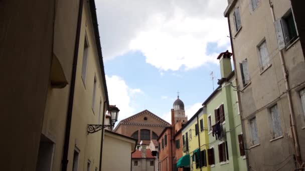 En medio de las casas de la antigua ciudad de Chioggia — Vídeos de Stock