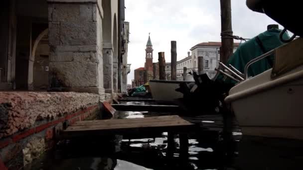 Човен на воді венеціанського міста Чіоджа. — стокове відео