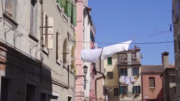 In the middle of Venetian houses with hanging laundry — Stock Video