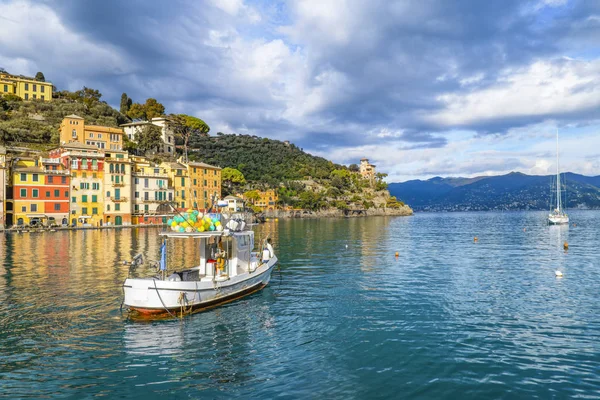 Excursieboot Het Water Pittoreske Baai Van Portofino Met Uitzicht Kleurrijke — Stockfoto