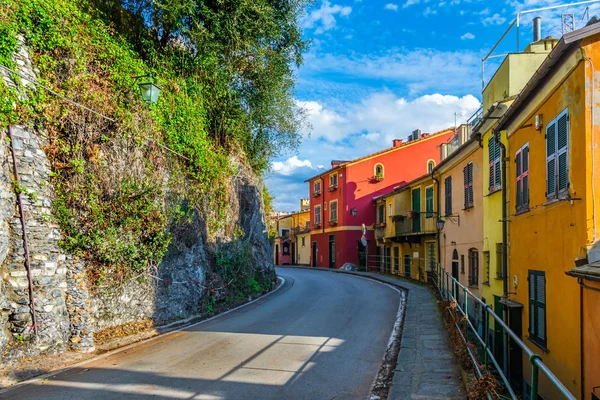 Estrada Vazia Sem Pessoas Entre Montanhas Edifícios Residenciais Bela Aldeia — Fotografia de Stock