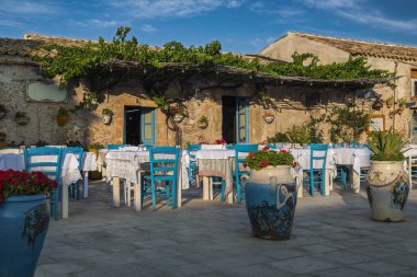 İtalya 'nın güneyindeki Sicilya' daki Marzaemi adlı güzel sahil kasabasında ünlü tipik bir İtalyan açık hava kafesi.