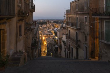 Meşhur seramik merdivenler ve küçük antik Sicilya kasabası Caltagirone 'nin üzerindeki gece manzarası, Sicilya Adası, Güney İtalya
