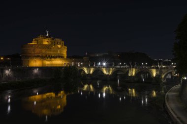 Ünlü tarihi şato Sant Angelo ya da Hadrian Mozolesi Roma 'da gece, İtalya