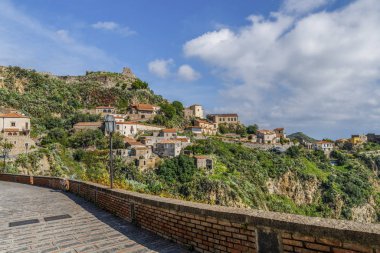 İtalya 'nın güneyindeki Sicilya' daki İtalya dağ köyü Savoca 'ya bakıyor.