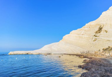 Sabahın erken saatlerinde deniz ve doğal merdiven Scala dei Turchi (Türklerin Merdiveni) 'yi izleyin